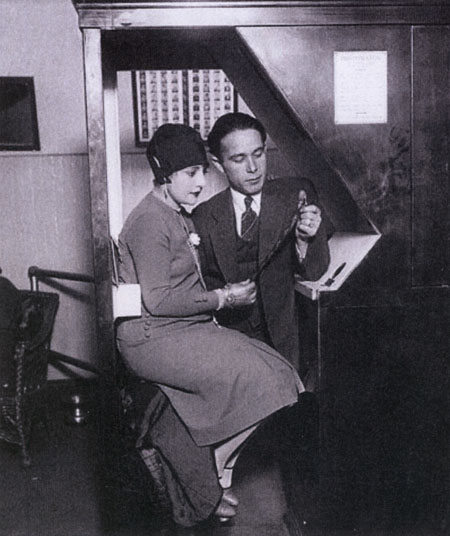 Anatol Josepho y su esposa Ganna en el Photomaton